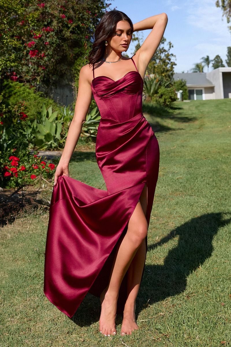 Fitted Dress With A Sweetheart Neckline And Thin Straps